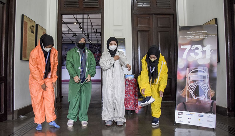 Potret Pameran Foto Pandemi Covid-19 Bertajuk 731, Pengunjung Wajib Pakai Hazmat - Bagian 2