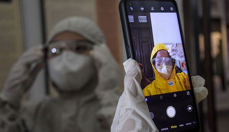 Potret Pameran Foto Pandemi Covid-19 Bertajuk 731, Pengunjung Wajib Pakai Hazmat - Bagian 4