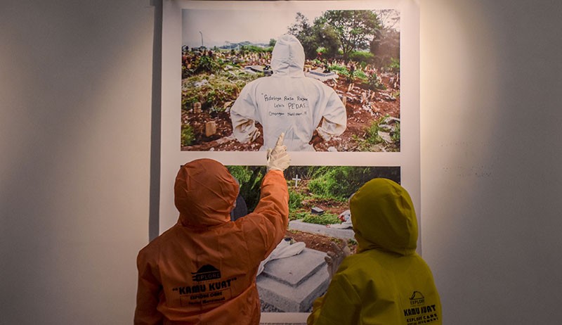 Potret Pameran Foto Pandemi Covid-19 Bertajuk 731, Pengunjung Wajib Pakai Hazmat - Bagian 1