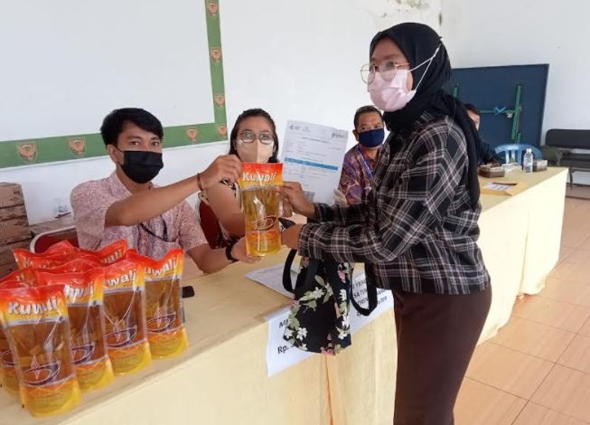 Usai Vaksin di Kodim Jambi, Emak-Emak Semringah Dapat Minyak Goreng Rp5.000 per Liter