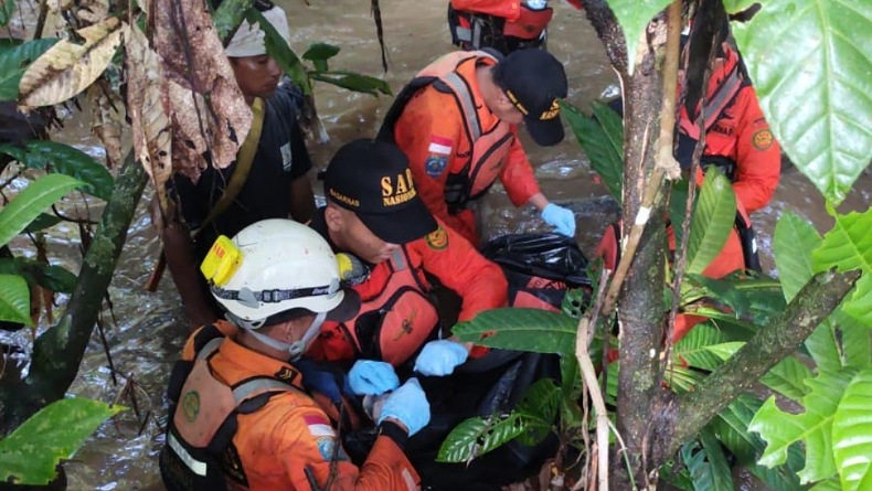 title Balita Ditemukan Tewas usai Hanyut Terbawa Arus Saluran Air di Minahasa Utara Balita Ditemukan Tewas usai Hanyut Terbawa Arus Saluran Air di Minahasa Utara