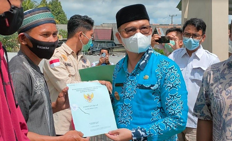 371 Warga Bangka Tengah Pemilik Lahan Perkebunan Terima Sertifikat Tanah Gratis 