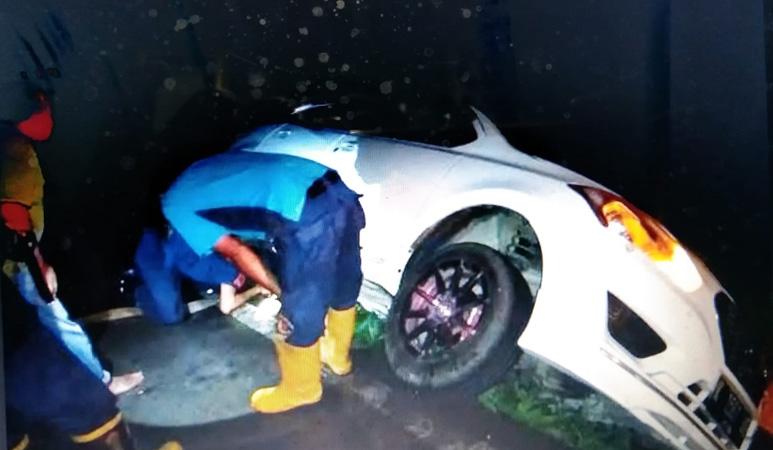 Gagal Salip Truk, Mobil Terperosok ke Parit di Jalan Raya Gogodalem Semarang