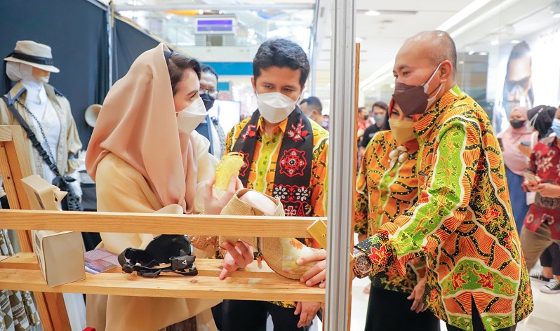 title Wagub Emil Dukung Pemanfaatan Teknologi Demi Inovasi Pengrajin Jatim Wagub Emil Dukung Pemanfaatan Teknologi Demi Inovasi Pengrajin Jatim
