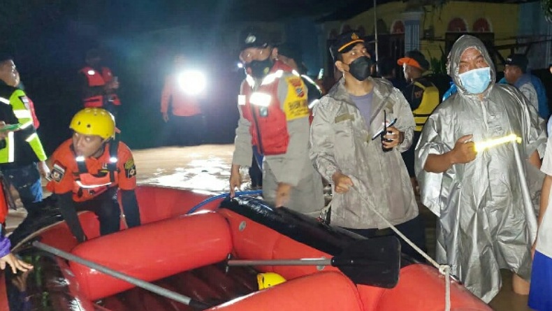 Ratusan Rumah di Kota Manado Terendam Banjir, Polisi Bersama TNI dan Basarnas Evakuasi Warga