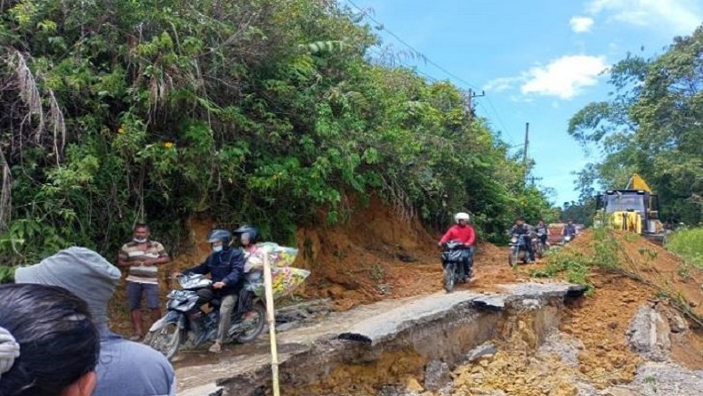 Longsor di Tapanuli Utara, Jalan Provinsi Ambles Hanya Bisa Dilewati Motor