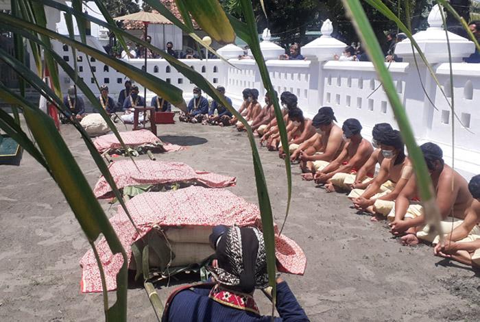 Peringati Jumenengan Sri Sultan HB X, Keraton Yogyakarta Gelar Labuhan di Parangkusumo