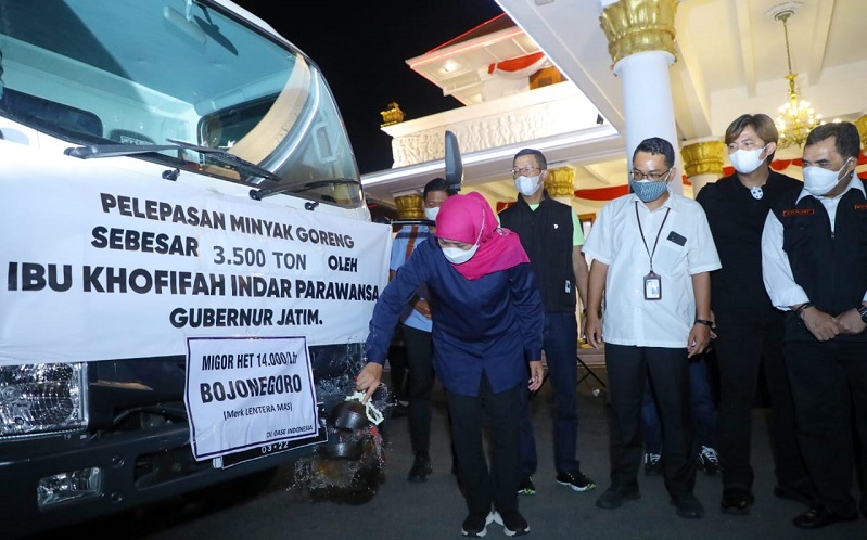 title Pemprov Jatim Gelontorkan 3.500 Ton Minyak Goreng ke 17 Kabupaten-Kota Pemprov Jatim Gelontorkan 3.500 Ton Minyak Goreng ke 17 Kabupaten-Kota