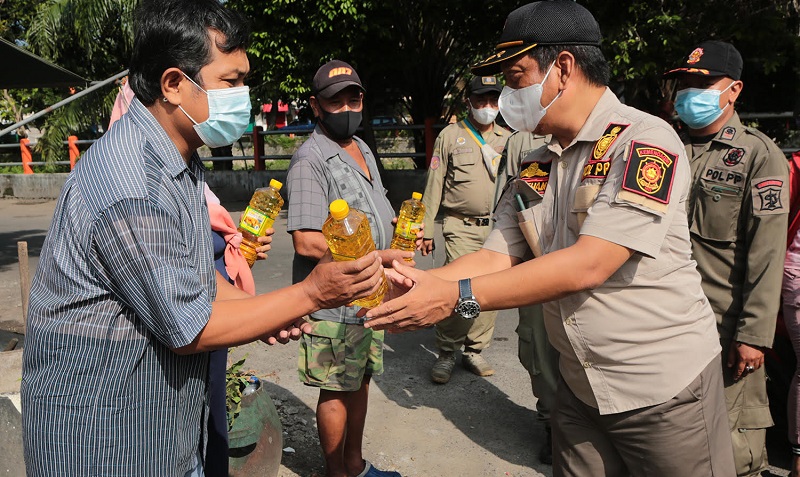 title Satpol PP Surabaya Bagikan 2.550 Liter Minyak Goreng Gratis untuk Warga  Satpol PP Surabaya Bagikan 2.550 Liter Minyak Goreng Gratis untuk Warga