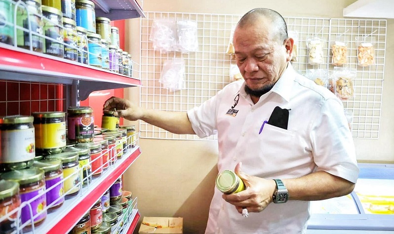 title La Nyalla Ajak Masyarakat Jatim Awasi Distribusi Minyak Goreng di Pasar Tradisional  La Nyalla Ajak Masyarakat Jatim Awasi Distribusi Minyak Goreng di Pasar Tradisional