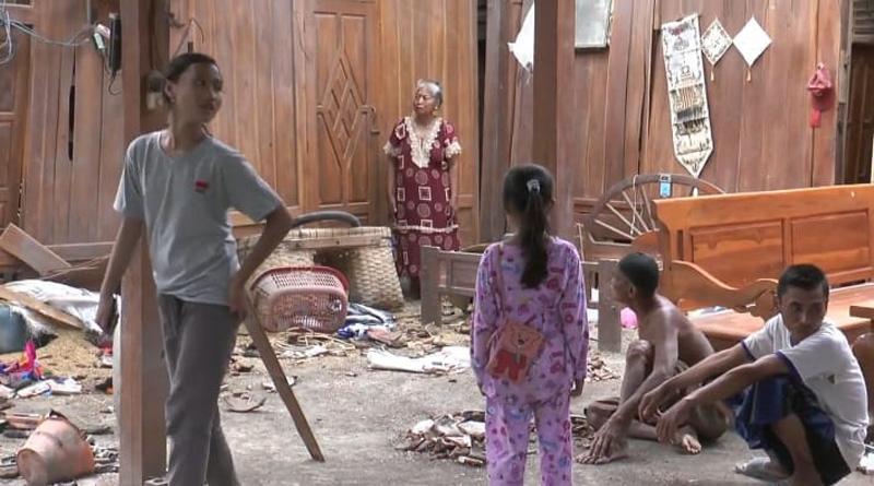 title Tabung Gas Isi Balon Udara Meledak di Grobogan, 1 Warga Luka Parah, 3 Rumah Rusak  Tabung Gas Isi Balon Udara Meledak di Grobogan, 1 Warga Luka Parah, 3 Rumah Rusak