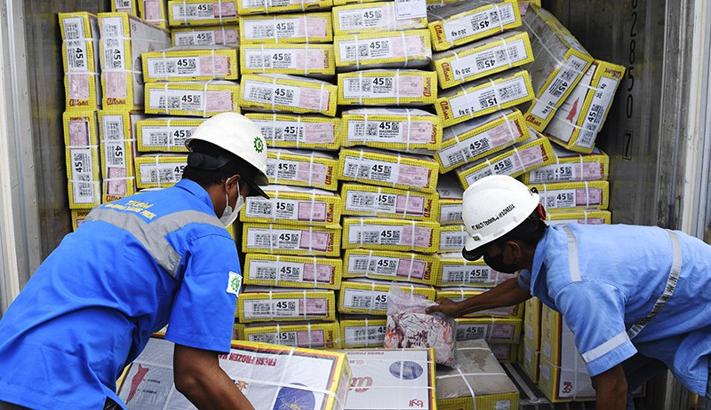 Penampakan 20.000 Ton Daging Kerbau Impor dari India Tiba di Jakarta - Bagian 1