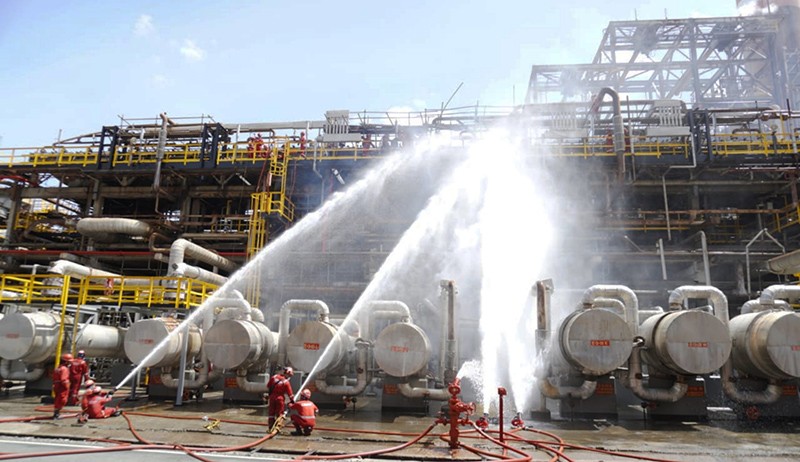 Proses Pemadaman Kebakaran Kilang Minyak Pertamina di Balikpapan - Bagian 1