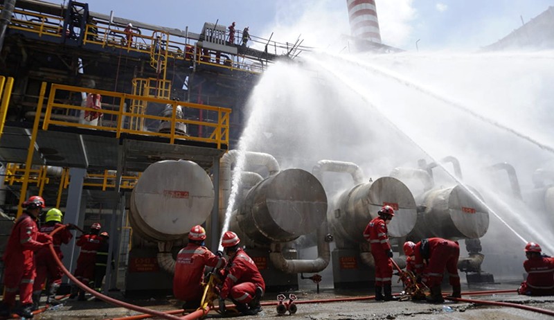 Proses Pemadaman Kebakaran Kilang Minyak Pertamina di Balikpapan - Bagian 2