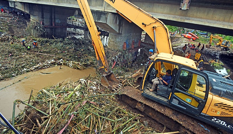 Tumpukan Sampah Penyebab Banjir Serang Tersangkut di Jembatan Sungai Cibanten - Bagian 2