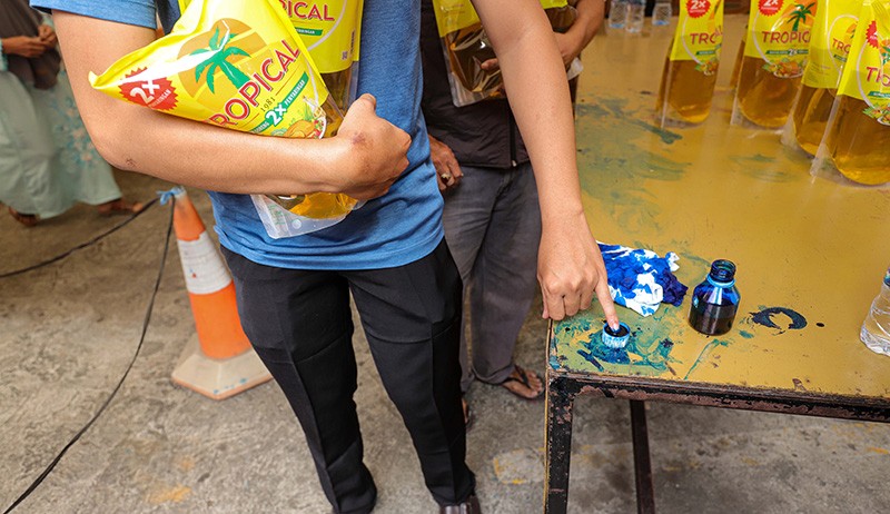 Bak Pemilu, Jari Tangan Warga Dicelupkan Tinta usai Membeli Minyak Goreng - Bagian 3