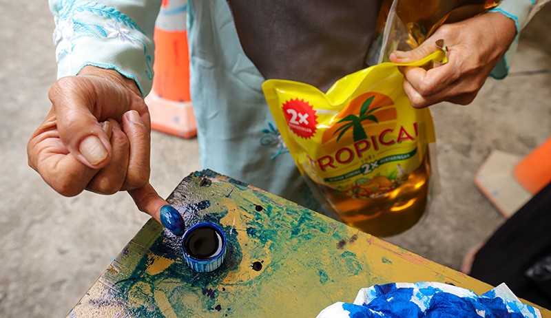 Bak Pemilu, Jari Tangan Warga Dicelupkan Tinta usai Membeli Minyak Goreng - Bagian 1