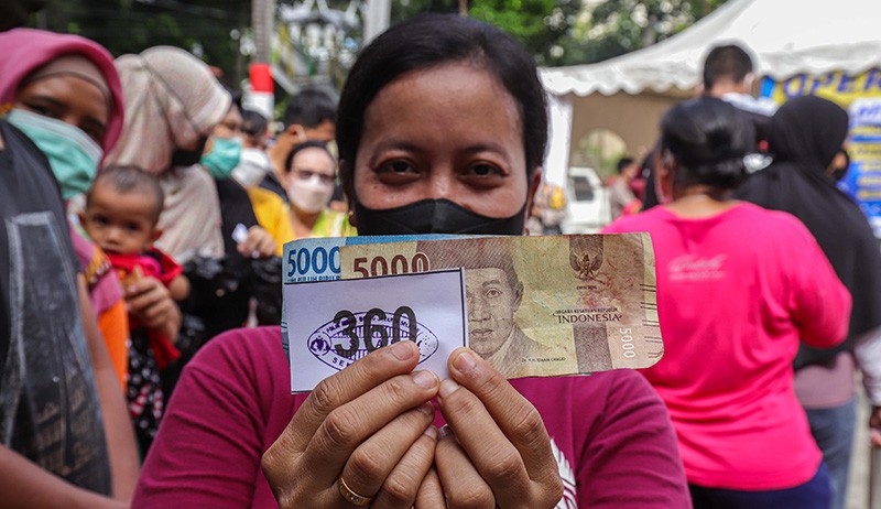 Bak Pemilu, Jari Tangan Warga Dicelupkan Tinta usai Membeli Minyak Goreng - Bagian 6