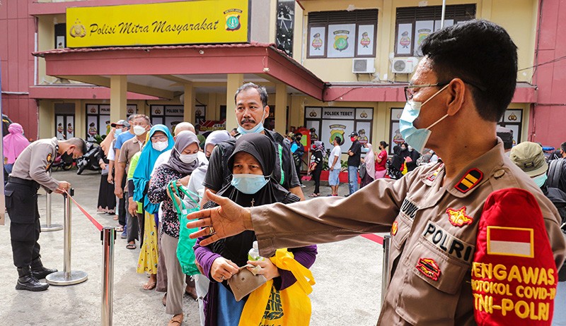 Bak Pemilu, Jari Tangan Warga Dicelupkan Tinta usai Membeli Minyak Goreng - Bagian 4