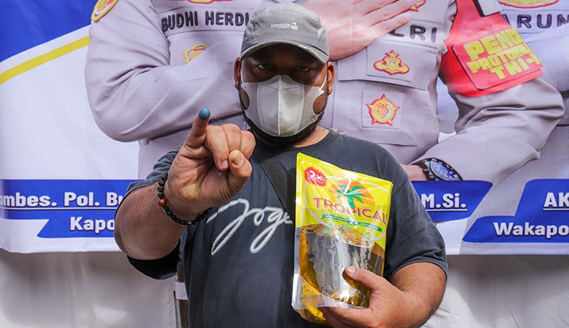 Bak Pemilu, Jari Tangan Warga Dicelupkan Tinta usai Membeli Minyak Goreng - Bagian 2