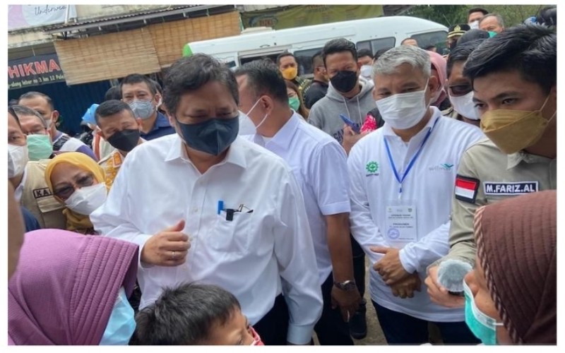 Saksikan Antrean Warga Palembang, Menko Airlangga Upayakan Pasokan Minyak Goreng Lancar