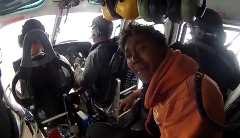 Dramatis! Satgas Damai Cartenz Selamatkan Korban Penembakan KKB Papua dengan Helikopter - Bagian 4