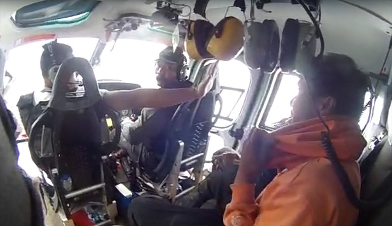 Dramatis! Satgas Damai Cartenz Selamatkan Korban Penembakan KKB Papua dengan Helikopter - Bagian 3