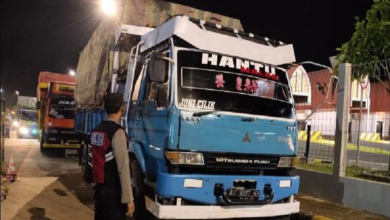 title Logistik MotoGP Mandalika Mulai Berdatangan di Pelabuhan Lembar, Dikawal Ketat Logistik MotoGP Mandalika Mulai Berdatangan di Pelabuhan Lembar, Dikawal Ketat