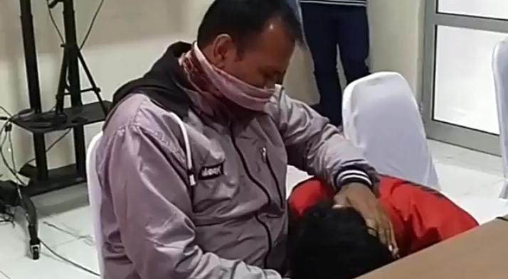 Dapat Restorative Justice setelah Curi HP, Seorang Mahasiswa Nangis di Pangkuan Ayahnya