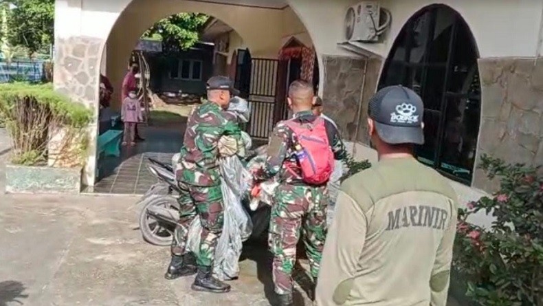 Heboh Penerjun Marinir Salah Mendarat di Halaman Gereja, Sempat Berputar-putar di Udara