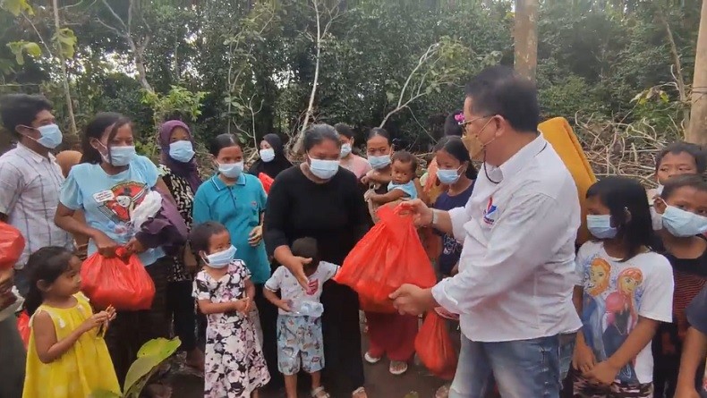 title Terima Bantuan Sembako dari Perindo, Warga Korban Banjir Serang : Ini Bermanfaat Buat Kita Terima Bantuan Sembako dari Perindo, Warga Korban Banjir Serang : Ini Bermanfaat Buat Kita