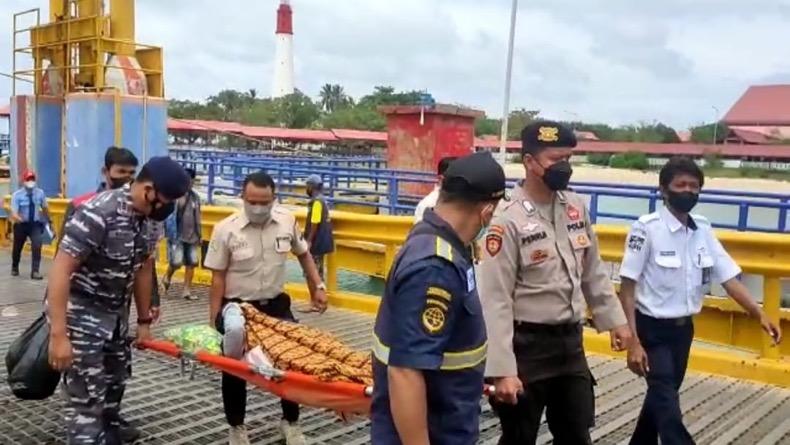Satgas Angla Pelabuhan Tanjung Kalian Muntok Evakuasi Penumpang Kapal Hendak Melahirkan