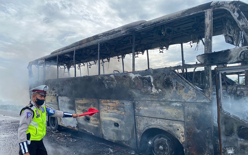 bus pariwisata terbakar