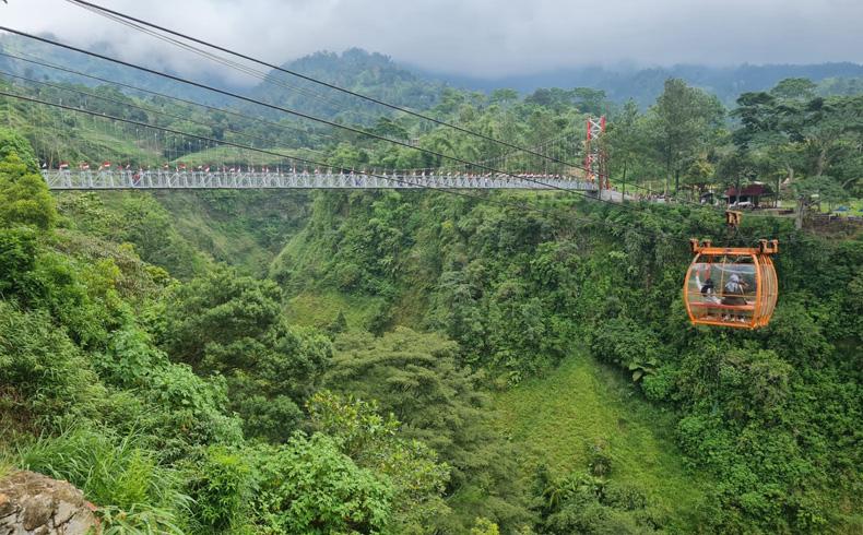 Viral usai Diunggah Ganjar, Jembatan Gantung Girpasang Raup Omzet Rp75 Juta per Bulan