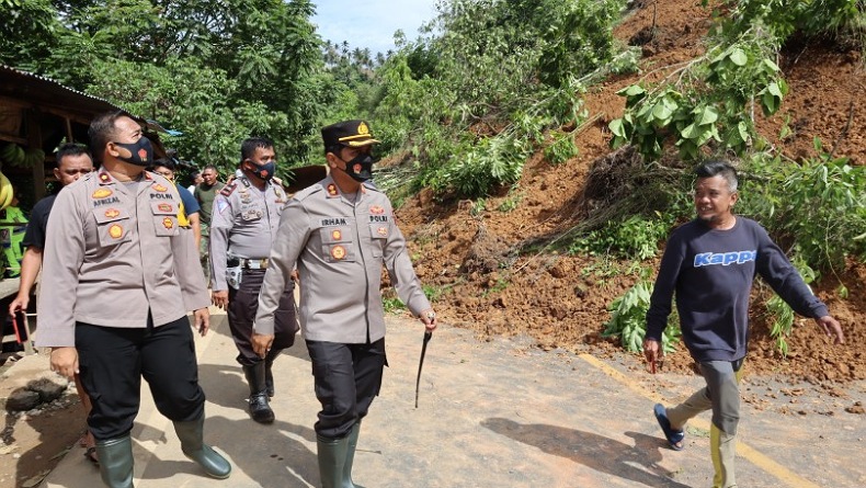 Arus Lalu Lintas Jalan Trans Desa Lobong Mulai Lancar usai Dilanda Longsor