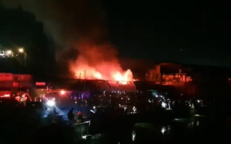 Kebakaran di Pasar Segiri Samarinda, Puluhan Kios Hangus, Satu Petugas Damkar Sesak Napas