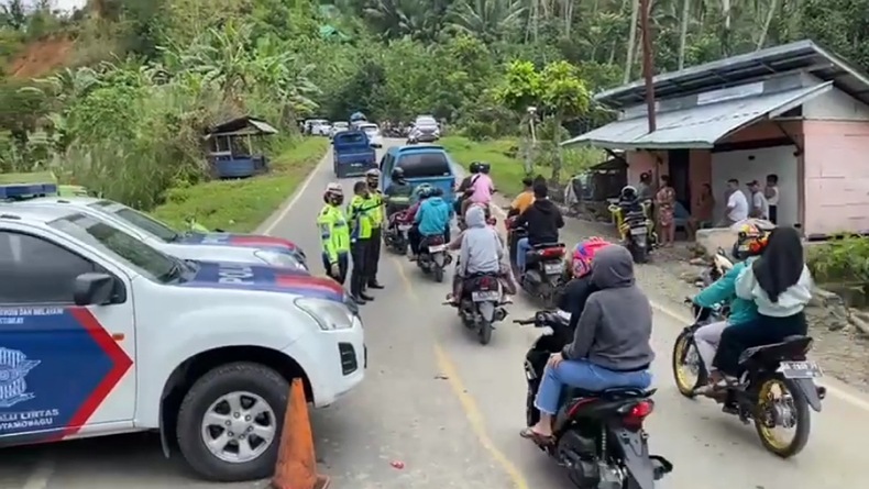 Akses Jalan yang Tertutup Longsor di Bolmong Bisa Dilewati Kembali, Polisi Berlakukan Buka Tutup