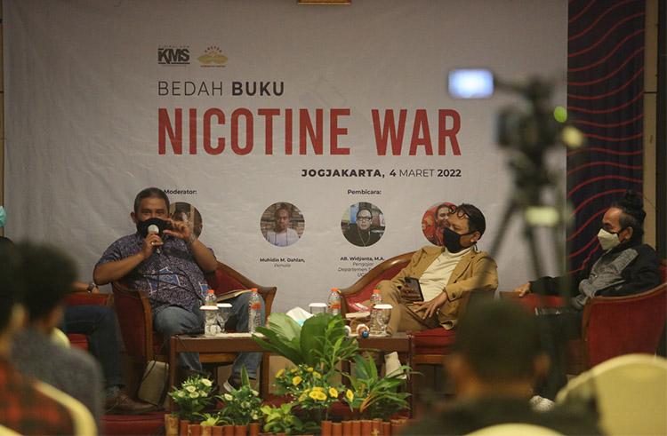 UGM Bedah Buku Nicotine War: Menguak Strategi Perang Dagang Perusahaan Farmasi
