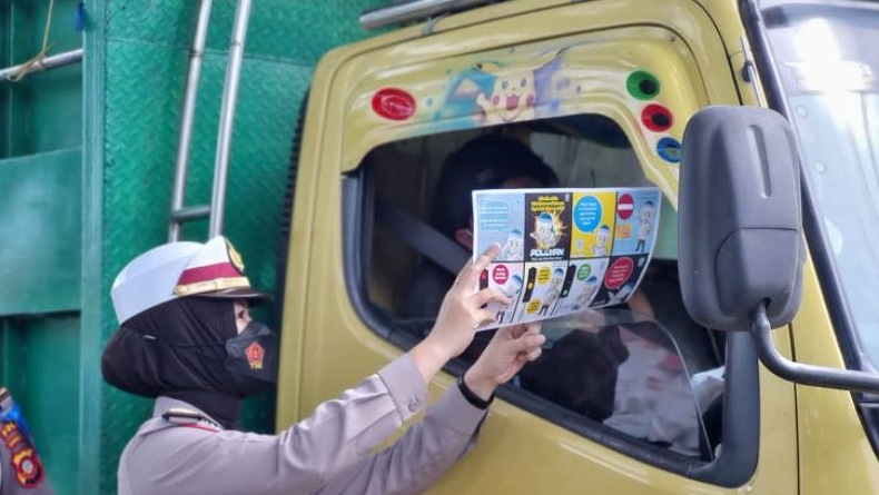 Tim Operasi Keselamatan Otanaha Edukasi Protokol Kesehatan, Bagikan Masker ke Pengendara