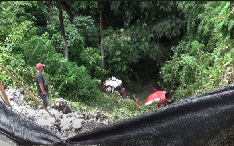 Truk Molen Terguling ke Jurang Sedalam 20 Meter usai Papasan dengan Pikap