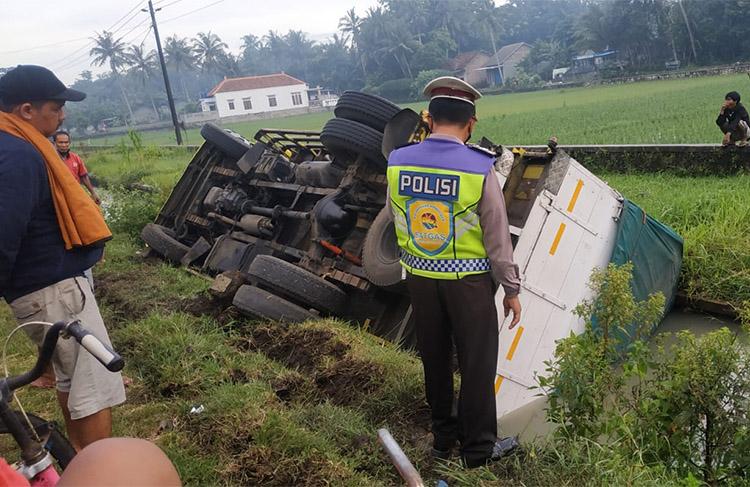 Sopir Ngantuk, Truk Oleng Dan Terbalik Di Saluran Irigasi