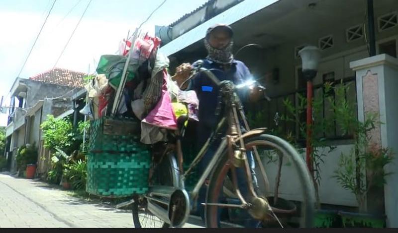  Kisah Sarbini, Tukang Servis Payung Keliling Berpenghasilan Rp30.000 per Hari