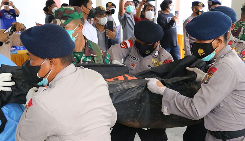 Satgas Damai Cartenz Evakuasi 8 Jenazah Korban Penembakan KKB Papua - Bagian 3