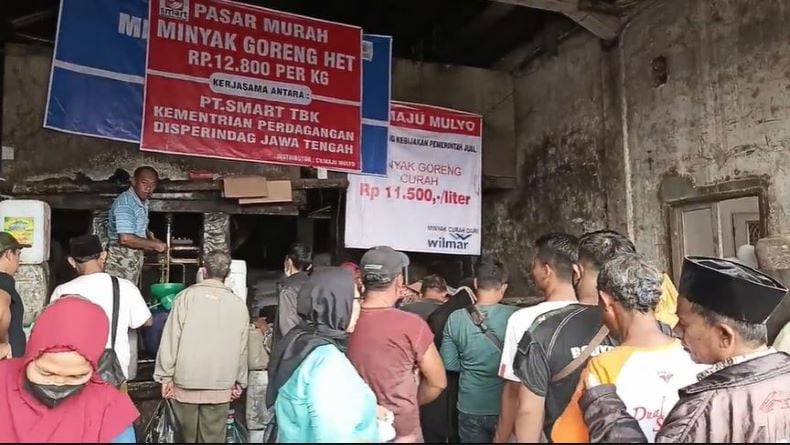 title Sambil Bawa Jeriken, Puluhan warga di Kendal Antre Minyak Goreng Curah Sambil Bawa Jeriken, Puluhan warga di Kendal Antre Minyak Goreng Curah