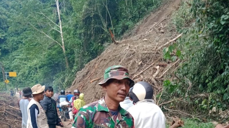 Material Longsor Dievakuasi, Jalan Simpang Empat-Talu Kini Bisa Dilalui