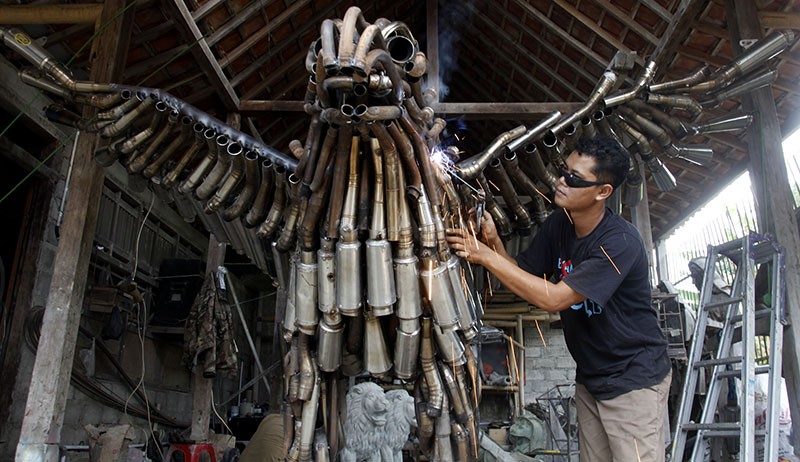 Instalasi Burung Garuda Raksasa Terbuat dari Knalpot Brong Sitaan Polisi - Bagian 1