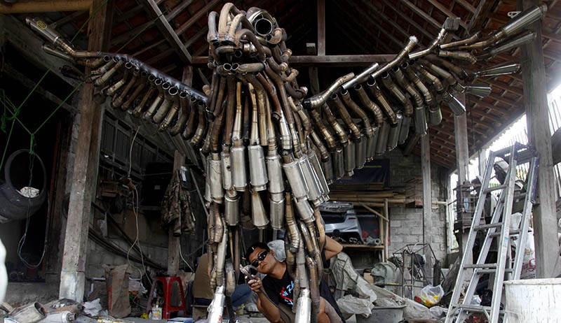 Instalasi Burung Garuda Raksasa Terbuat dari Knalpot Brong Sitaan Polisi - Bagian 2
