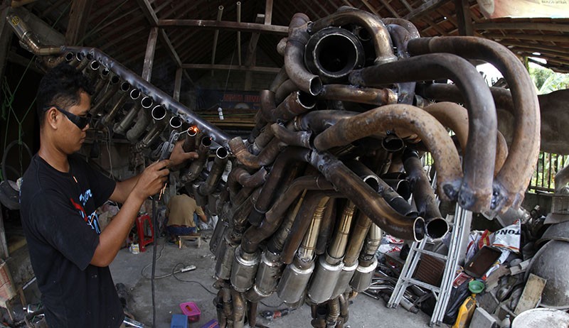 Instalasi Burung Garuda Raksasa Terbuat dari Knalpot Brong Sitaan Polisi - Bagian 3