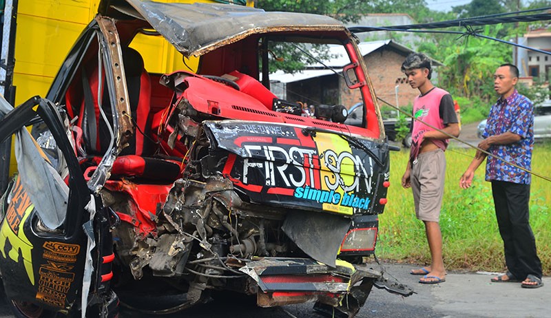 Truk Ringsek Tabrak Tiang Listrik di Jalur Pantura Kudus - Bagian 2