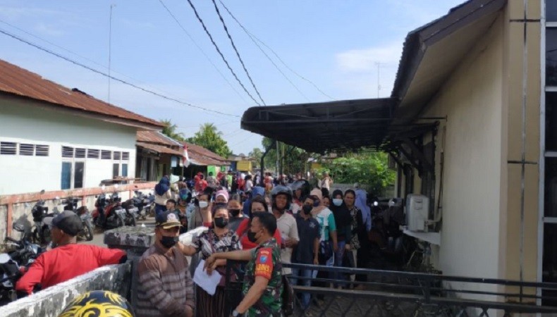title Antrean Minyak Goreng di Pontianak Membeludak, Camat: Alhamdulillah Masyarakat Terbantu Antrean Minyak Goreng di Pontianak Membeludak, Camat: Alhamdulillah Masyarakat Terbantu